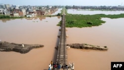 Vremea extremă mărește bătăile de cap cu infrastructura, avertizează ONU. În imagine: o linie de cale ferată înconjurată de apele revărsate, după ce ploile abundente de muson au provocat o creștere a nivelului apei râului Ravi în Lahore, Pakistan, pe 27 iulie 2026.