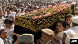 جمع از مردان جنازه داکتر عبدالله لغمانی را برای ادای نماز جنازه انتقال می دهند