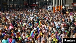 Участники марша Christopher Street Day (CSD) в Берлине. Германия, 23 июля 2022 года