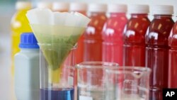 უცნობია, რამდენი ხნის განმავლობაში იყენებდნენ ამ საღებავს საკვებში.