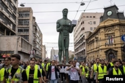 Veprimi i dorëzimit të listës zgjedhore në Komisionin Zgjedhor të Republikës më 14 shtator 2026. Në krye të kolonës është një model i monumentit të "Fitores", një nga simbolet e Beogradit.