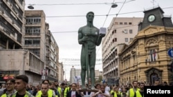 Akcija predaje izborne liste Republičkoj izbornoj komisiji 14. septembra 2026. Na čelu kolone maketa spomenika "Pobedniku", jednog od simbola Beograda.