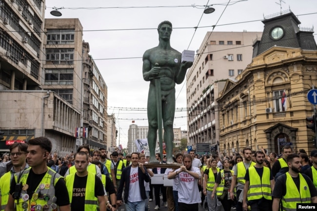 Veprimi i dorëzimit të listës zgjedhore në Komisionin Zgjedhor të Republikës më 14 shtator 2026. Në krye të kolonës është një model i monumentit të "Fitores", një nga simbolet e Beogradit.