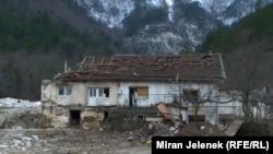 'Ništa nam ne fali, ali dom je dom' - Mještani Donje Jablanice i dalje kod porodica i prijatelja