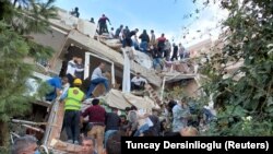 A földrengés pusztítása a törökországi Izmirben, 2020. október 31-én.