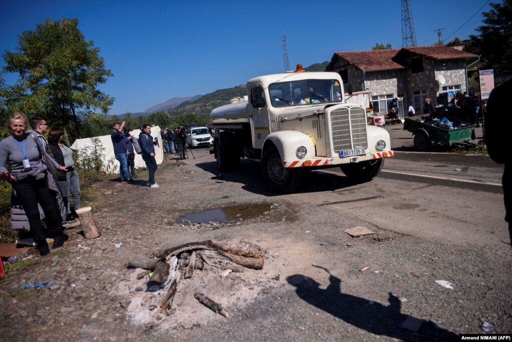 Lokalno stanovništvo uklanja kamione sa Jarinja, kao deo dogovora Srbije i Kosova o deblokadi graničnih prelaza na severu Kosova