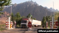 Armenia - A customs checkpoint on the Armenian-Iranian border, 22Sep2016.