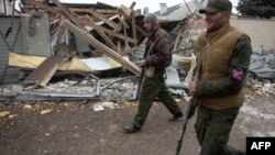 Бойовики угруповання «ДНР» біля зруйнованих будинків у північно-західній частині Донецька. 13 листопада 2014 року