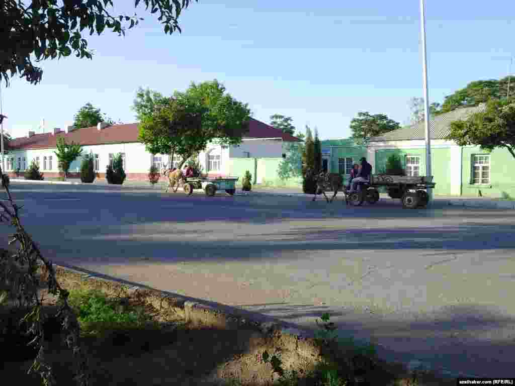 Ba&yacute;ramalynyň k&ouml;&ccedil;elerinden ge&ccedil;ip bar&yacute;an arabalar