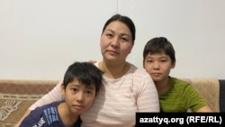 Актоты Кебекбаева, вдова погибшего во время Кантара жителя Алматы, с детьми. 28 декабря 2025 года