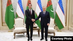 Türkmenistanyň prezidenti Serdar Berdimuhammedow we Özbegistanyň prezidenti Şawkat Mirziýoýew. Daşkent, 2025-nji ýylyň 16-njy noýabry. Surat Özbegistanyň prezidentiniň metbugat gullugynyň web sahypasyndan alyndy.