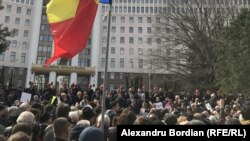 Deputaţii ACUM în faţa Parlamentului, în ziua cînd s-a ţinut prima şi singura şedinţă a plenului de legislatura a XX-a, 21 martie 2019