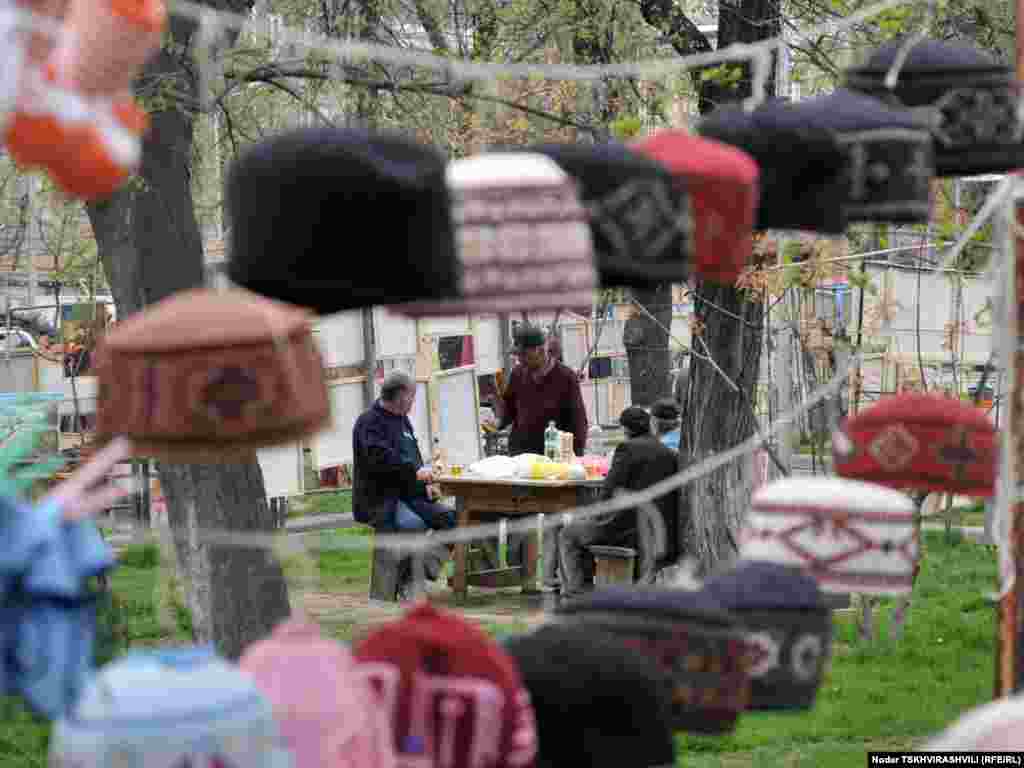 ხელნაკეთი ნივთების ბაზრობა - ყოველდღიურად მშრალი ხიდის მიმდებარე ტერიტორიაზე განთავსებულ ძველმანების ბაზრობასა და მხატვრების გამოფენას უამრავი ადამიანი სტუმრობს.