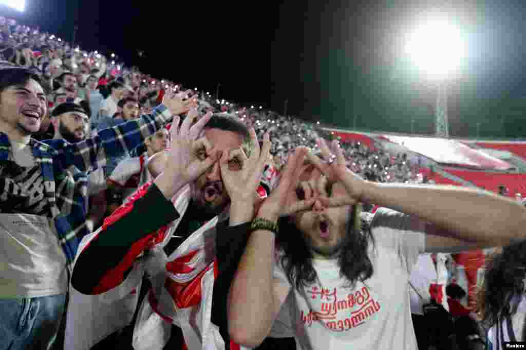 Эмоции грузинских болельщиков, которые следили за матчем на тбилисском стадионе&nbsp;&laquo;Локомотив&raquo;