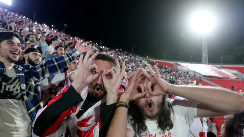 В Грузии сотни тысяч людей праздновали победу футбольной сборной