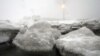 Факел на заводе по производству сжиженного газа под городом Корсаков на Сахалине, февраль 2009