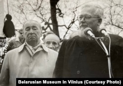 Айцец Аляксандар Надсан і старшыня Рады БНР Язэп Сажыч. Вільня, 1993 год. Здымак з архіву Беларускага музэю імя Івана Луцкевіча ў Вільні.
