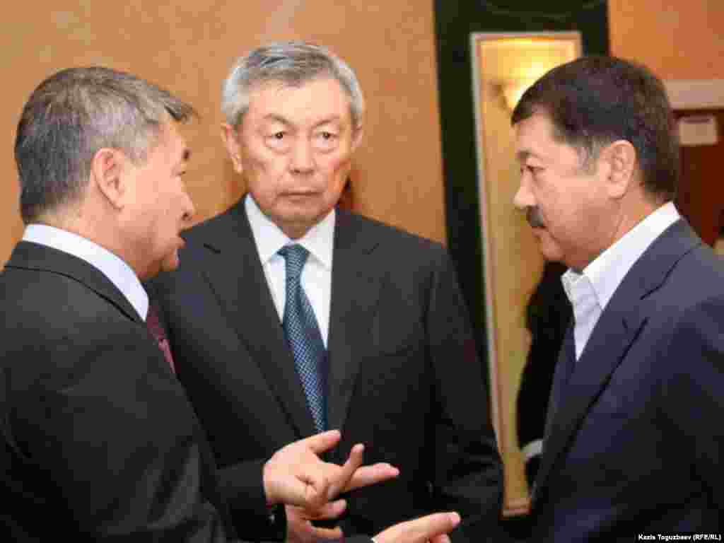 Оппозиция требует создать депутатскую комиссию для расследования обстоятельств встречи премьер-министра КР с казахским олигархом Булатом Утемуратовым. На фото слева Утемуратов. 