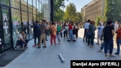 Studenti neformalne grupe STAV naglašavali su da im je pravilnikom "praktično onemogućena" kandidatura. Fotografija sa protesta ispred Rektorata 23.septembra 2024.