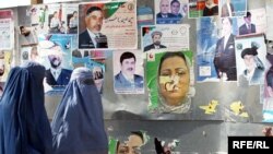 د کابل په شمول د هېواد د ټولو وړو او لویو ښارونه هرې لورې ته پر دېوالو لارو سړکونو د کاندیدانو جوړ او څېرلې پوسټرونه تر سترګو کېږي.