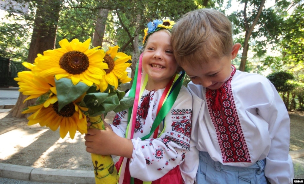 Крим, Ялта, 1 серпня 2013 року. Діти біля пам’ятника Лесі Українці