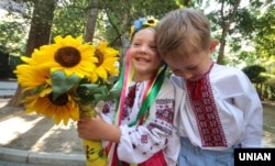 Дети у памятника Лесе Украинке. Ялта, 1 августа 2013 года