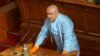 Зам.-председателят на парламента Веселин Марешки със защитно облекло в старата пленарна зала по време на извънредното положение заради пандемията от коронавирус