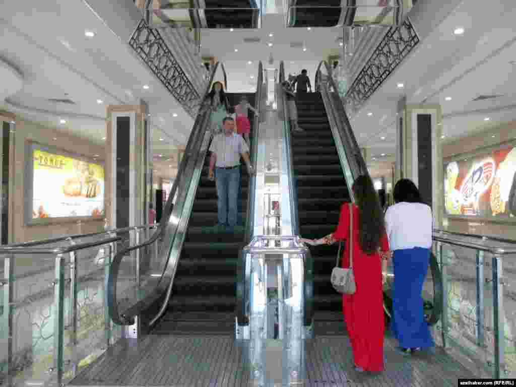 Aşgabatda açylan "Garaşsyzlygyň 15 ýyllygy" söwda merkezi 