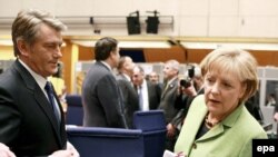 Angela Merkel şi Victor Iuşcenco cu ocazia semnării Parteneriatului estic