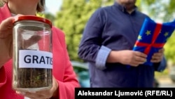 Performans "darovi za Alabara", Podgorica, 15. maja 2025.
