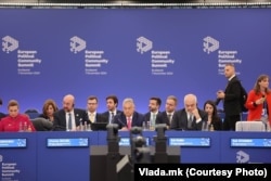 La masa de discuții de la summitul Comunității Politice Europene: prim-ministra Danemarcei, Mette Frederiksen, președintele Consiliului European, Charles Michel, premierul maghiar Viktor Orban, premierul albanez Edi Rama și locul încă liber al premierului britanic Keir Starmer.