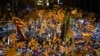 Katalán függetlenségpárti zászlókat lengető tüntetők Madridban, 2019. március 16-án