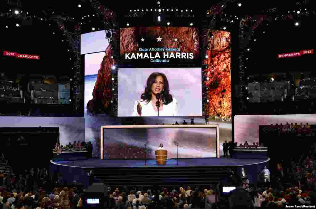Kamala Harris Kalifornia állam ügyészeként beszél az észak-karolinai tömeghez a Demokrata Párt Nemzeti Találkozóján 2012 szeptemberében.