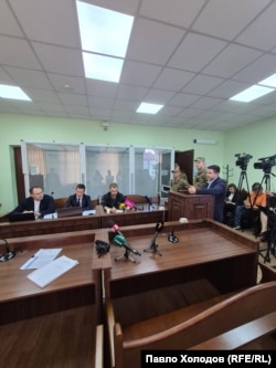 Підозрюваний Сергій Кропива, його адвокати і прокурор (виступає) під час судового засідання щодо перегляду запобіжного заходу. Київ, 15 вересня 2026 року