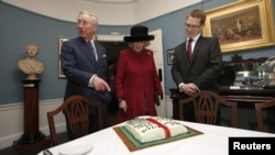 Принц Уэльский с супругой в доме-музее Диккенса в Лондоне