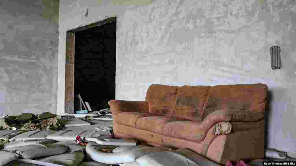 Me shtretër të vjetër dhe mbeturina tjera të llojllojshme.