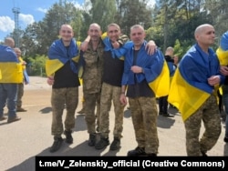 Украинские военнопленные, возвращающиеся на родину