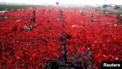 Участники митинга «Демократия и мученики» с флагом Турции в руках. Стамбул, 7 августа 2016 года.