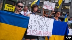Manifestație pentru Ucraina în Times Square, New York, pe 2 iulie 2026. „Atacarea civililor a devenit un hobby rusesc”.