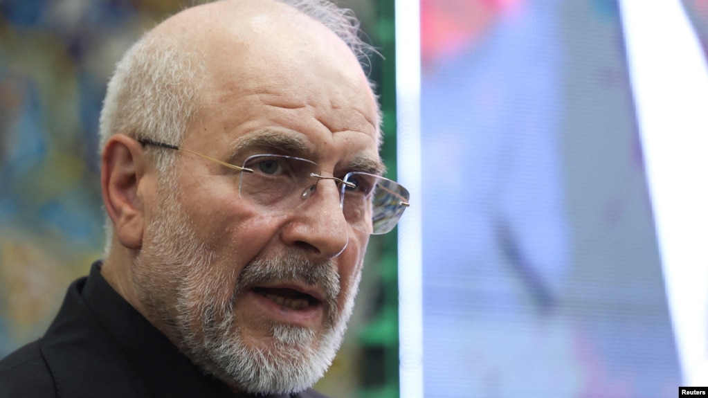 محمدباقر قالیباف، رئیس مجلس شورای اسلامی ایران، در مراسم چهلمین روز درگذشت آیت‌الله علی خامنه‌ای، رهبر فقید ایران، در کربلا، عراق، صحبت می‌کند (۲۰ اوت).