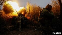 Soldați ucraineni trag focuri de artilerie asupra pozițiilor rusești din zona Herson. 12 martie 2024.