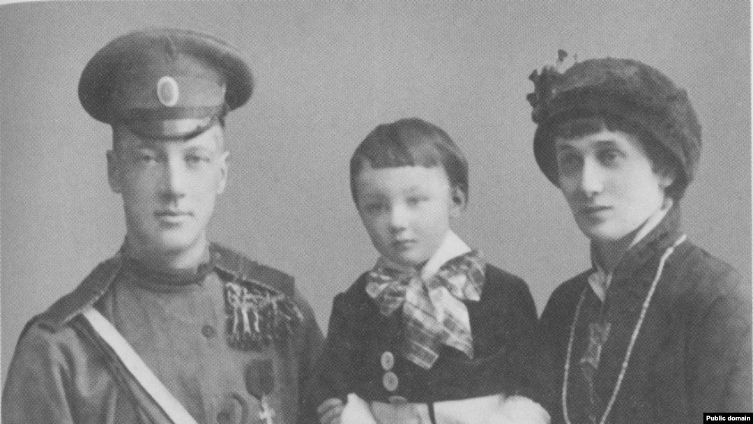 Анна Ахматова и Николай Гумилев с сыном Львом, 1915 год