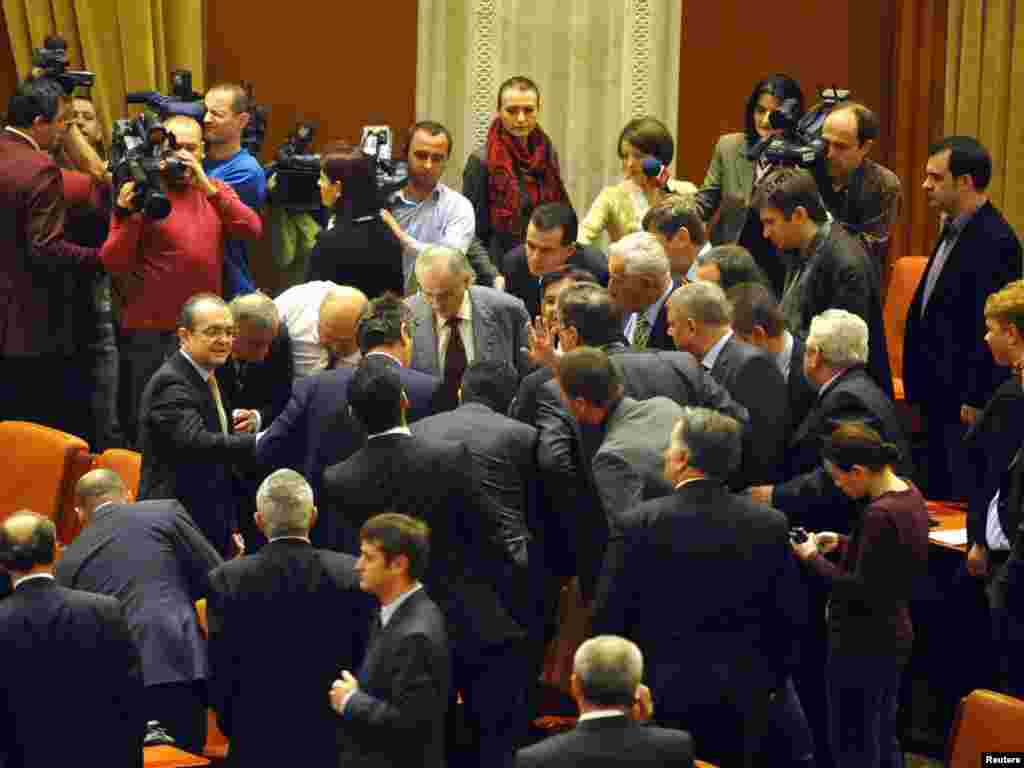 Një person u hodh nga ballkoni i Parlamentit në Bukuresht, në shenjë proteste ndaj masave të ashpra të qeverisë...