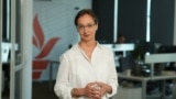 Regizoarea Leontina Vatamanu în redacția Europei Libere de la Chișinău.