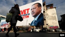 İstanbulda AKP-nin referendum plakatı.