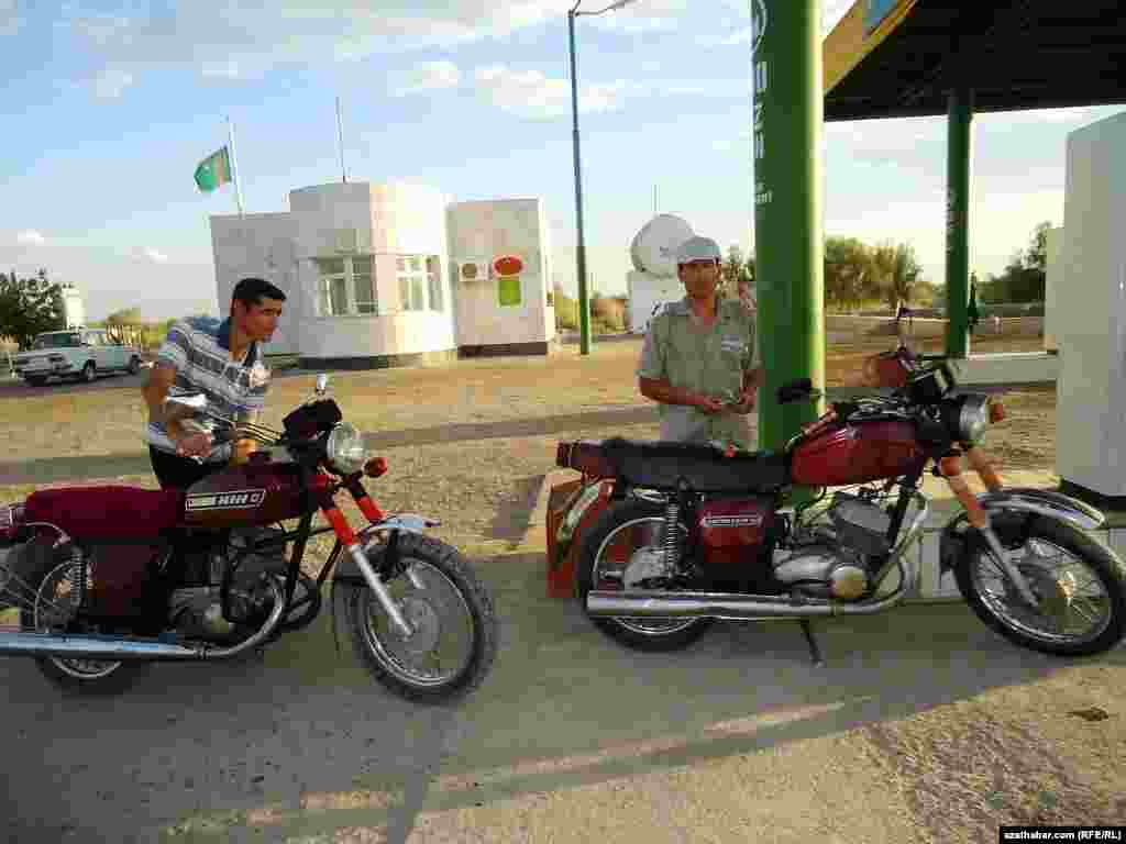 Motosikletli ýigitler