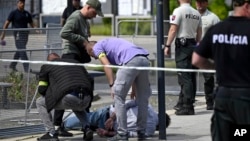 Polițiștii îl arestează la 15 mai, la Handlova, pe scriitorul naționalist Juraj Cintula, care a tras cu pistolul în Fico. Aliații lui Fico au lăsat o vreme opinia publică să creadă că ar fi fost vorba de cineva cu vederi liberale, pro-EU, mărind tensiunea în societate.