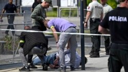 Poliția a arestat un bărbat după ce premierul slovac Robert Fico a fost împușcat și rănit în orașul Handlova.
