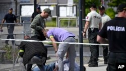 Momentul arestării suspectului în cazul atentatului asupra premierului slovac.