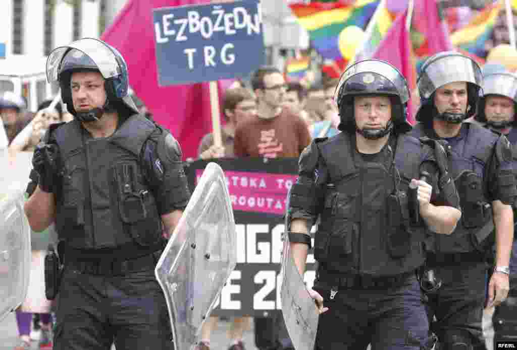 Parada ponosa u Zagrebu 19. jun 2010. , FOTO: ZOOMZG - Ovogodišnja manifestacija, koja je održana pod sloganom "Hrvatska to može progutati", okupila je oko 600 učesnika koji su došli da podrže pravo homoseksualaca na različitost. Povorku, koja je šetala ulicama Zagreba, obezbjeđivalo je oko 200 policajaca, 20-ak kombija i desetak automobila. Na Trgu bana Jelačića povorka se susrela sa predstavnicima Hrvatske čiste stranke prava, koji su organizovali kontraskup, ali nije došlo do fizičkih sukoba.